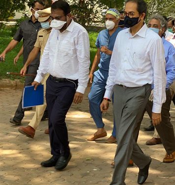 गोरेगाव येथील एक हजार खाटांच्या ‘कोरोना काळजी केंद्रा’ची मुख्यमंत्र्यांनी केली पाहणी