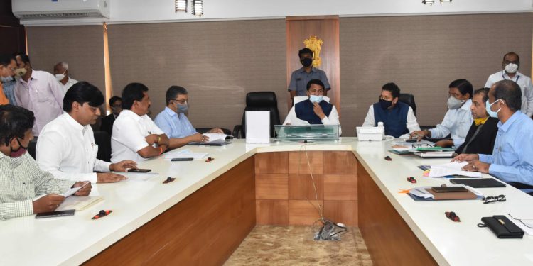 राष्ट्रीय ग्रामीण आरोग्य अभियान कर्मचाऱ्यांचे नियमित शासन सेवेत समायोजन करण्याबाबत कार्यवाही करा