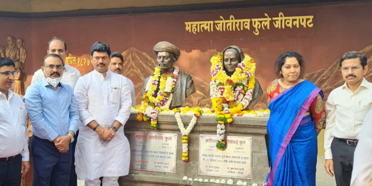 सावित्रीबाई फुले यांच्या जयंतीनिमित्त सामाजिक न्याय मंत्री धनंजय मुंडे यांनी फुले वाड्यात केले अभिवादन