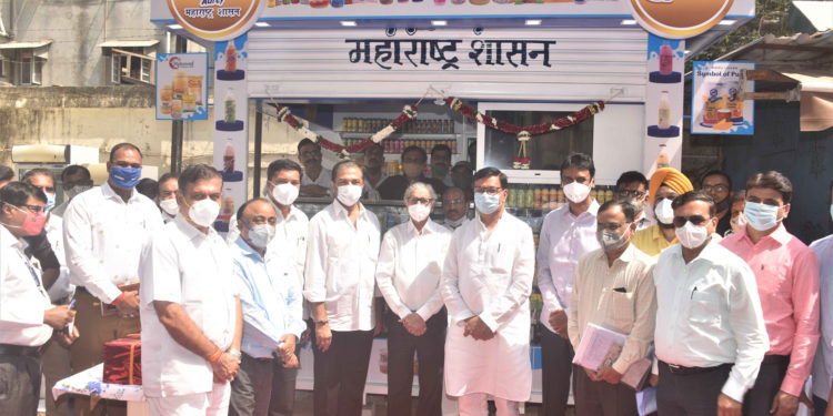 मंत्रालय परिसरात महानंद, आरे दुग्ध उत्पादन स्टॉलचे उद्घाटन
