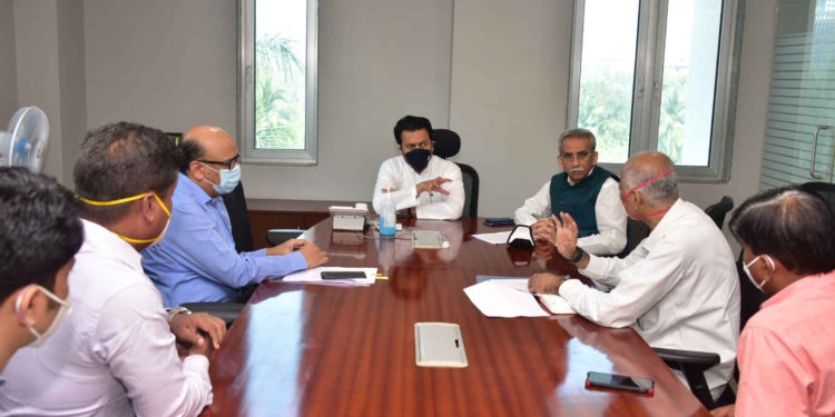 वैद्यकीय अधिकाऱ्यांना नियमित करण्याबाबतचा प्रस्ताव तपासून तयार करण्याचे वैद्यकीय शिक्षणमंत्री अमित देशमुख यांचे निर्देश