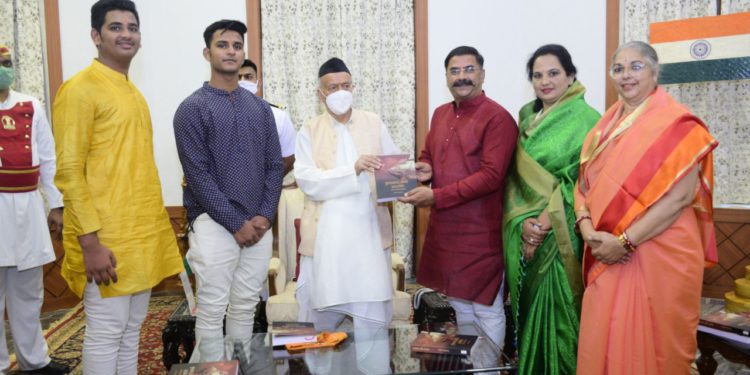 ‘आंग्रे घराण्याचा इतिहास’ पुस्तकाचे राज्यपाल भगत सिंह कोश्यारी यांच्या हस्ते प्रकाशन
