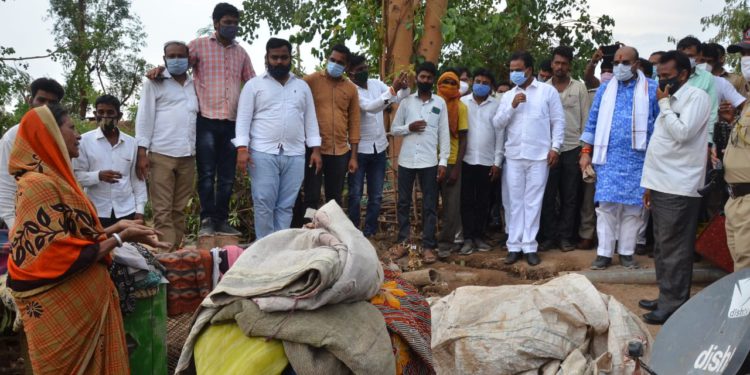 नुकसानग्रस्त शेतकऱ्यांना जास्तीत जास्त भरपाई मिळवून देण्यासाठी प्रयत्नशील – पालकमंत्री गुलाबराव पाटील