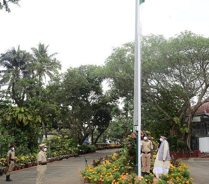 महाराष्ट्र राज्य वर्धापन दिनानिमित्त राज्यपालांचे राजभवन येथे ध्वजवंदन