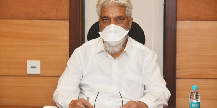 स्थानिक स्तरावरील लॉकडाऊनमध्ये बियाण्यांचा पुरवठा सुरळीत ठेवण्यासाठी जिल्हाधिकारी व पोलीस प्रशासनासोबत समन्वय ठेवा – कृषीमंत्री दादाजी भुसे यांचे कृषी विभागाला निर्देश