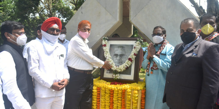 माजी मुख्यमंत्री वसंतराव नाईक यांच्या जयंतीनिमित्त विधानभवनात अभिवादन