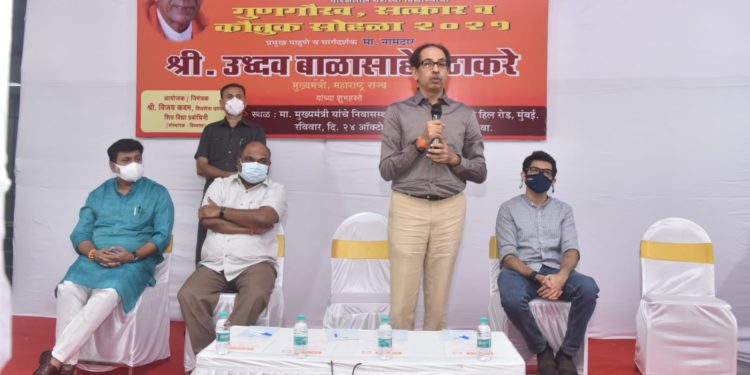 राज्यात, देशात कुठेही काम करतांना भ्रष्टाचार दूर करण्याचे आव्हान; शासन-प्रशासनात सुसंवाद ठेवण्यात महत्त्वाची भूमिका बजावा – मुख्यमंत्र्यांचे विद्यार्थ्यांना मार्गदर्शन