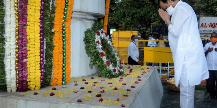 संयुक्त महाराष्ट्राच्या आंदोलनातील हुतात्मा वीरांना उपमुख्यमंत्री अजित पवार यांच्याकडून अभिवादन