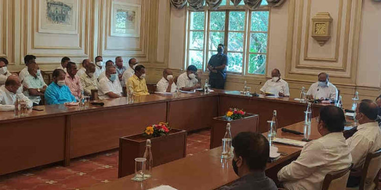 कामावर येणाऱ्या कर्मचाऱ्यांवर कोणतीही कारवाई होणार नाही – परिवहन मंत्री ॲड.अनिल परब यांची ग्वाही