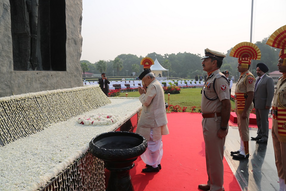 राज्यपाल भगतसिंह कोश्यारी यांची शहीद पोलीसांना श्रध्दांजली; राष्ट्रीय पोलीस स्मारकाला दिली भेट