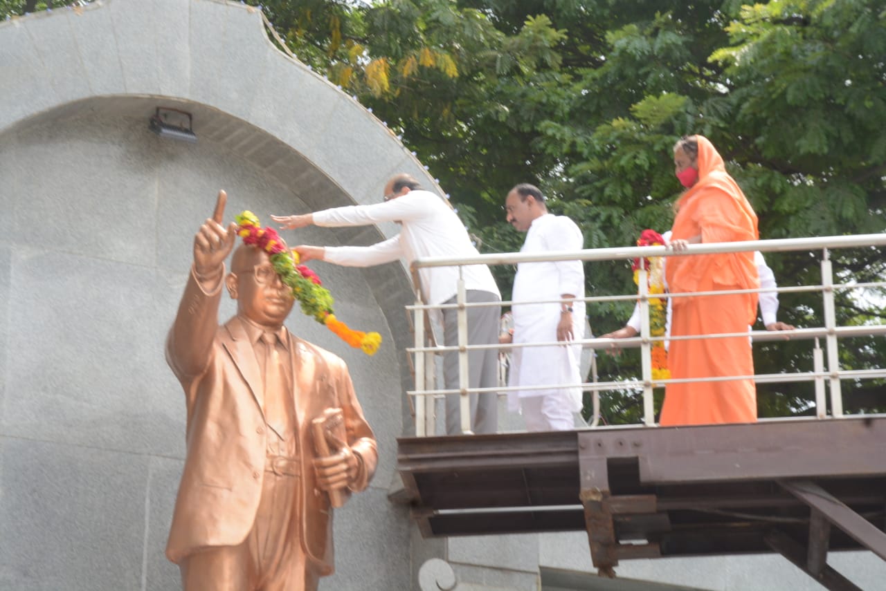 पालकमंत्री राधाकृष्ण विखे पाटील यांच्याकडून राष्ट्रपुरुषांच्या पुतळ्यास अभिवादन – महासंवाद