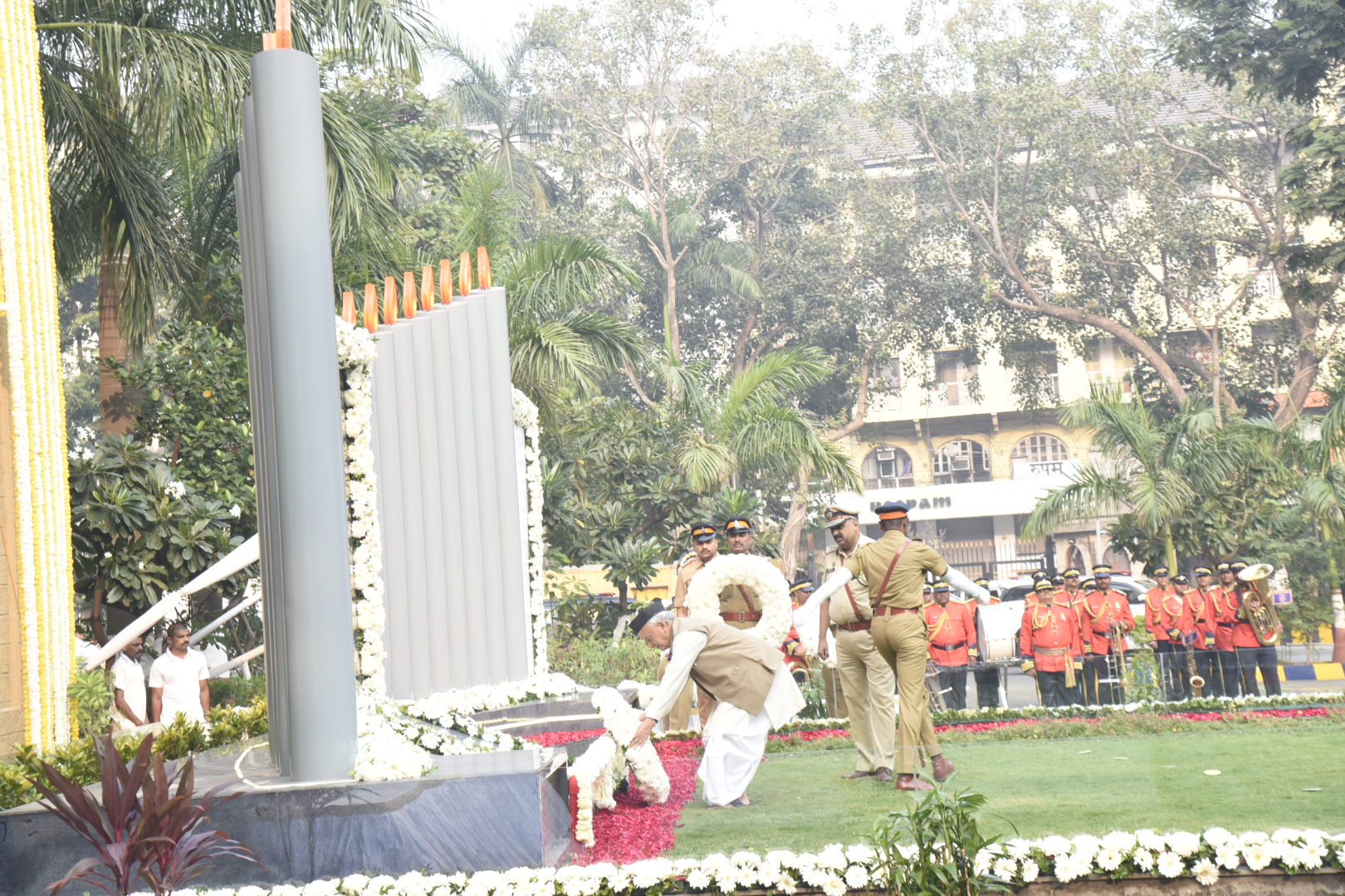 २६/११ च्या हल्ल्यातील शहिदांना राज्यपाल, मुख्यमंत्री उपमुख्यमंत्री यांची मानवंदना