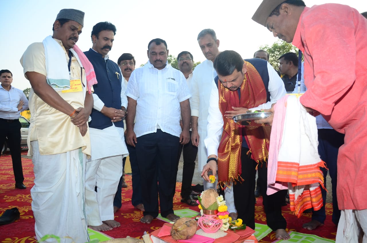 उपमुख्यमंत्री देवेंद्र फडणवीस यांच्या हस्ते कोर्टी ते वाखरी रस्त्याचे भूमिपूजन