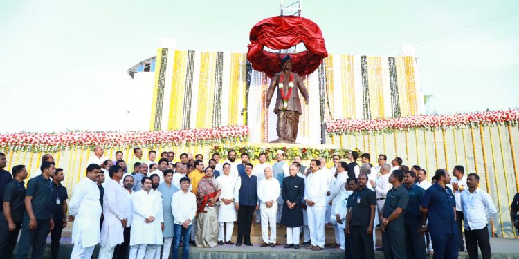 पश्चिम वाहिनी नद्यांचे वाहून जाणारे पाणी मराठवाड्यात वळविण्याचे काम यावर्षी सुरु करण्यासाठी प्रयत्नशील  – उपमुख्यमंत्री देवेंद्र फडणवीस