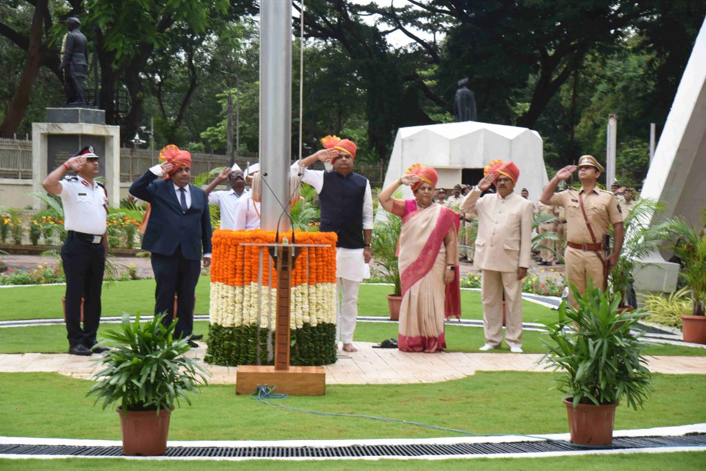 स्वातंत्र्याच्या ७६ व्या वर्धापन दिनानिमित्त विधान भवन येथे ध्वजारोहण