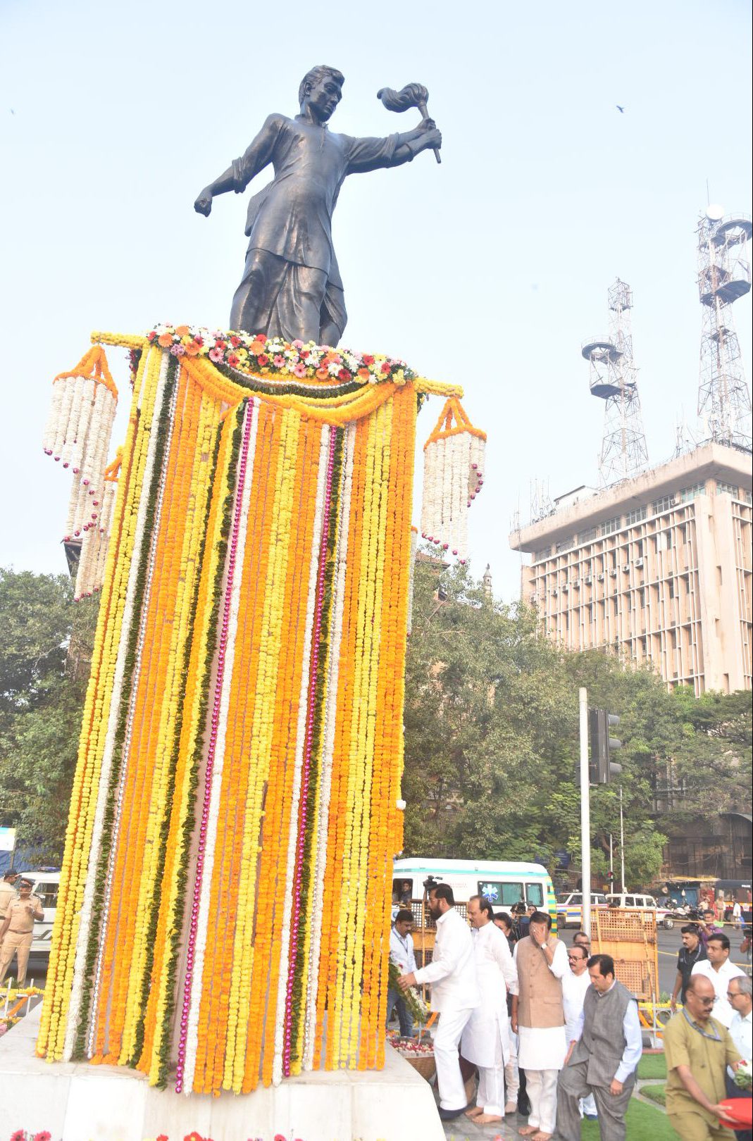 मुख्यमंत्री एकनाथ शिंदे, उपमुख्यमंत्री अजित पवार यांचे हुतात्म्यांना अभिवादन