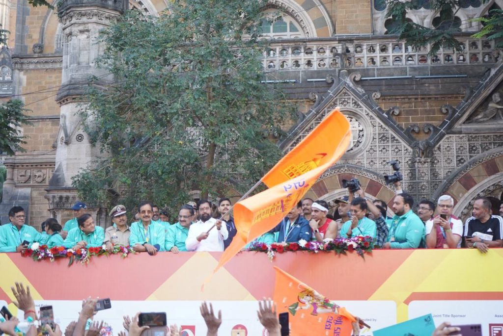टाटा मुंबई मॅरेथॉनला राज्यपाल आणि मुख्यमंत्र्यांनी झेंडा दाखवून सर्व स्पर्धकांना शुभेच्छा दिल्या