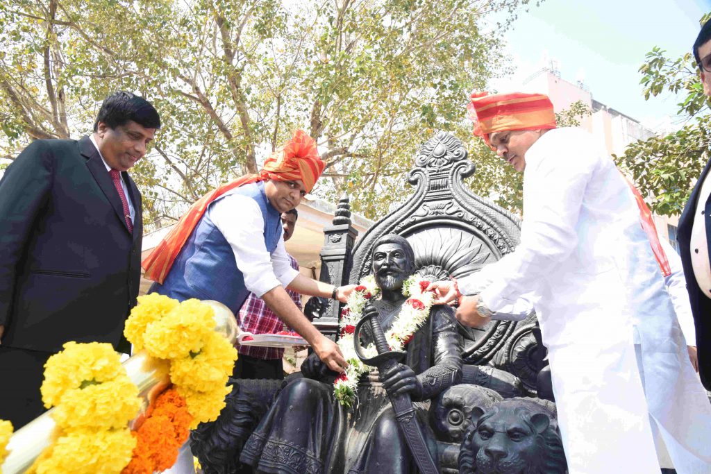 छत्रपती शिवाजी महाराज यांच्या जयंतीनिमित्त विधानभवनात अभिवादन