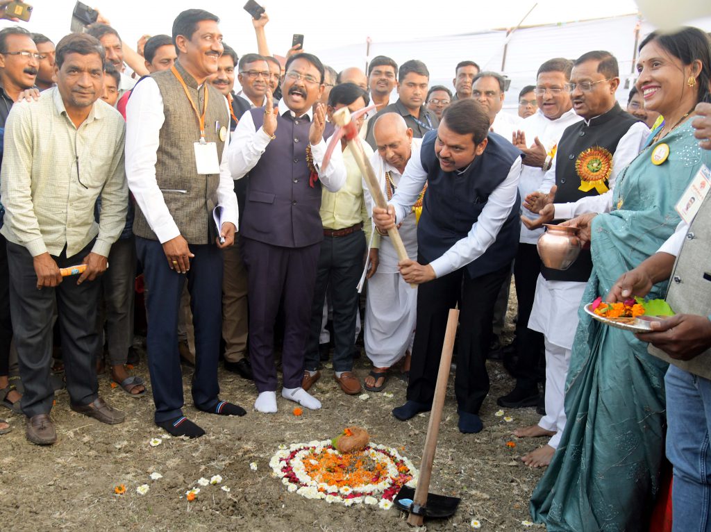 उपमुख्यमंत्री देवेंद्र फडणवीस यांच्या हस्ते विविध विकासकामांचे भूमिपूजन 