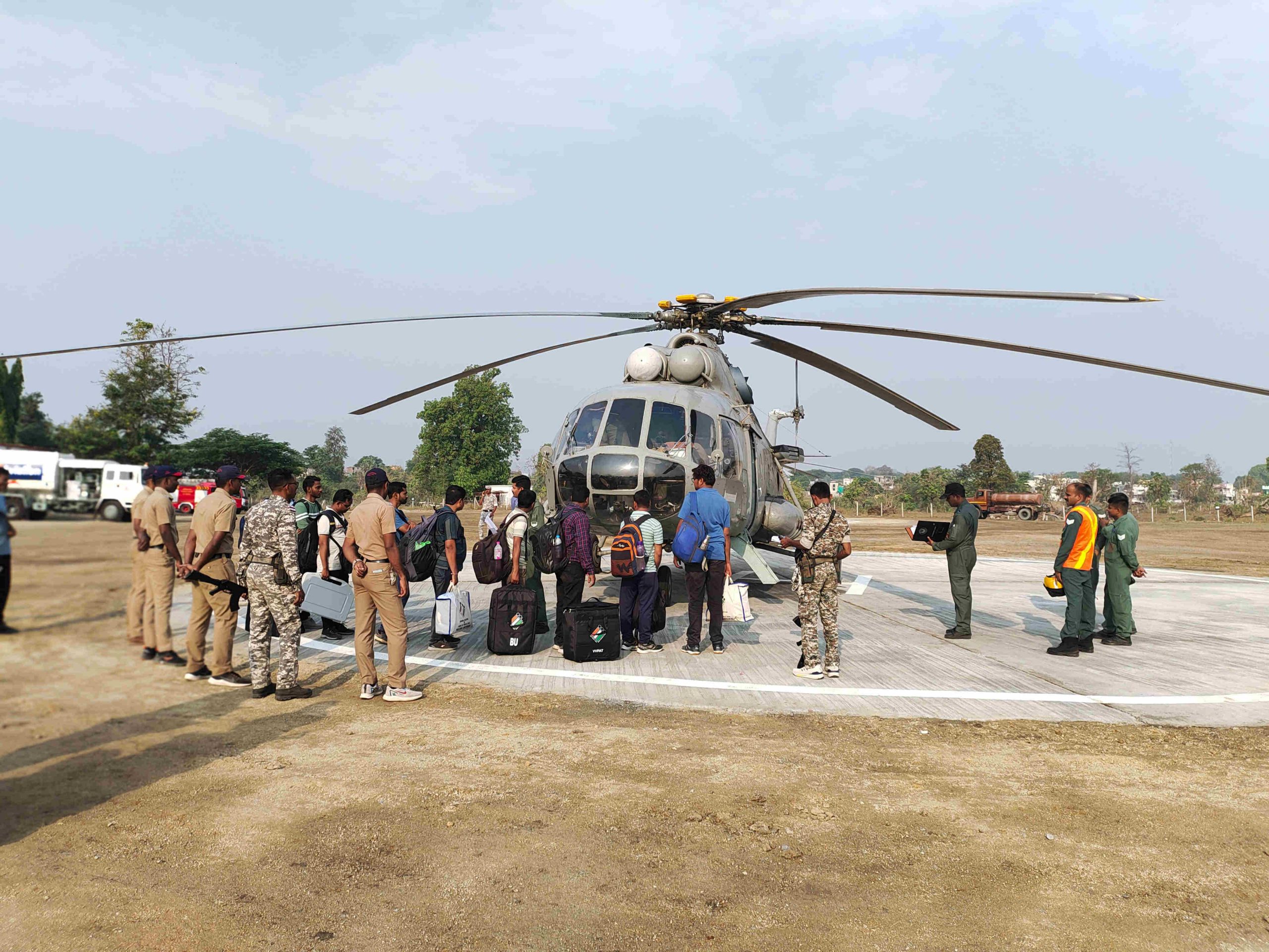 संवेदनशील भागातील मतदान पथके रवाना