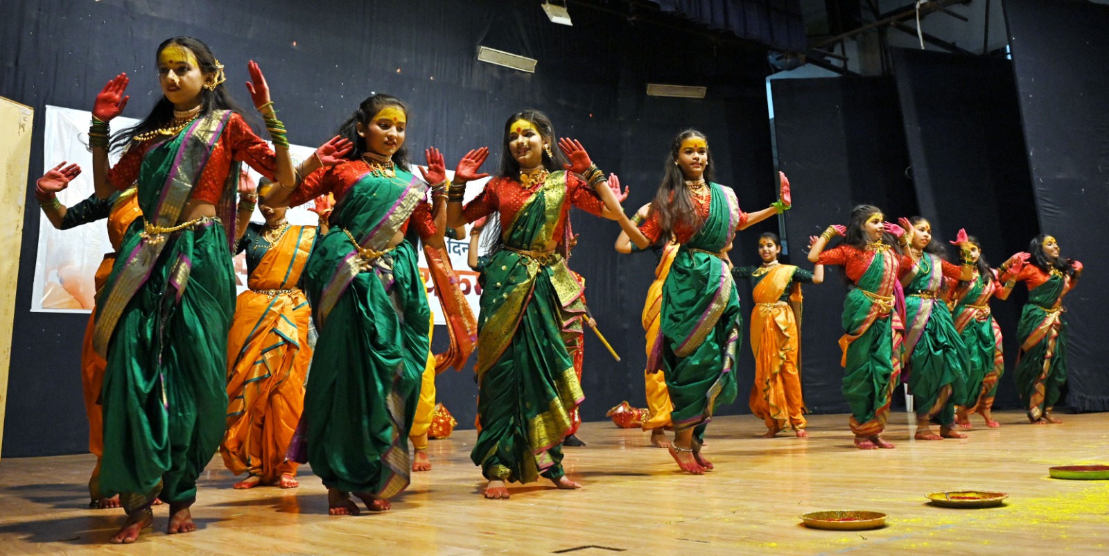 शालेय विद्यार्थ्यांनी जागवला शौर्याचा इतिहास; महाराष्ट्र दिनानिमित्त सांस्कृतिक कार्यक्रमात सादरीकरण