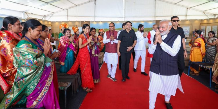 प्रधानमंत्री नरेंद्र मोदी यांनी साधला लखपती दीदींशी संवाद; आर्थिक सक्षमतेबरोबर आत्मसन्मान मिळाल्याची लखपती दीदींची भावना