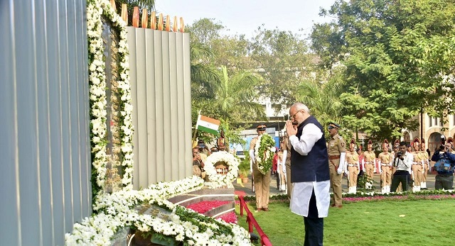 दहशतवादी हल्ल्यातील पोलीस हुतात्मांना राज्यपाल, मुख्यमंत्री व उपमुख्यमंत्री यांचे अभिवादन – महासंवाद