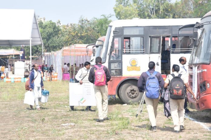 मतदानासाठी पथके मतदान साहित्यांसह रवाना; प्रशासन निवडणुकीसाठी सज्ज – महासंवाद