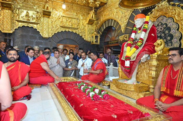 केंद्रीय रस्ते वाहतूक व परिवहन मंत्री नितीन गडकरी यांनी घेतले श्री साईबाबा समाधीचे दर्शन – महासंवाद