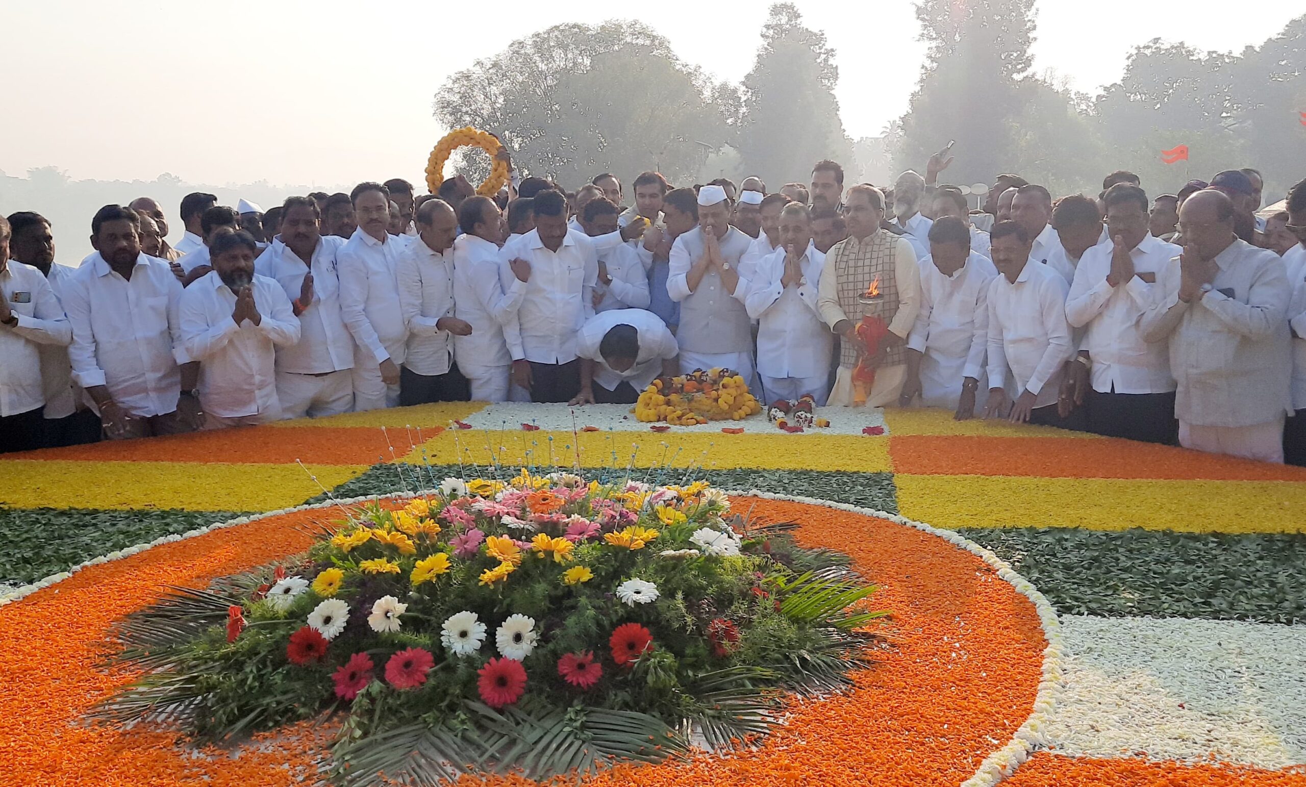 स्व.यशवंतराव चव्हाण यांच्या समाधीस्थळी उपमुख्यमंत्री अजित पवार यांनी केले अभिवादन