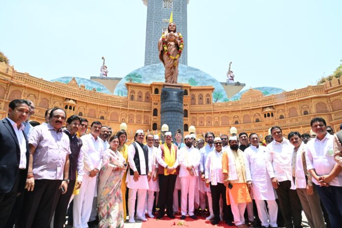 पुण्यश्लोक अहिल्यादेवी होळकर यांना मुख्यमंत्र्यांसह मंत्रिपरिषद सदस्यांचे अभिवादन