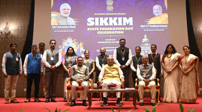 आपला परिसर प्लास्टिकमुक्त करण्याचा युवकांनी संकल्प करावा : राज्यपाल सी पी राधाकृष्णन
