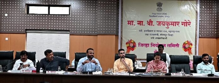 पाण्याच्या टँकरची मागणी आल्यास प्रशासनाने ४८ तासाच्या आत मंजुरी द्यावी – पालकमंत्री जयकुमार गोरे – महासंवाद पाण्याच्या टँकरची मागणी आल्यास प्रशासनाने ४८ तासाच्या आत मंजुरी द्यावी – पालकमंत्री जयकुमार गोरे – महासंवाद
