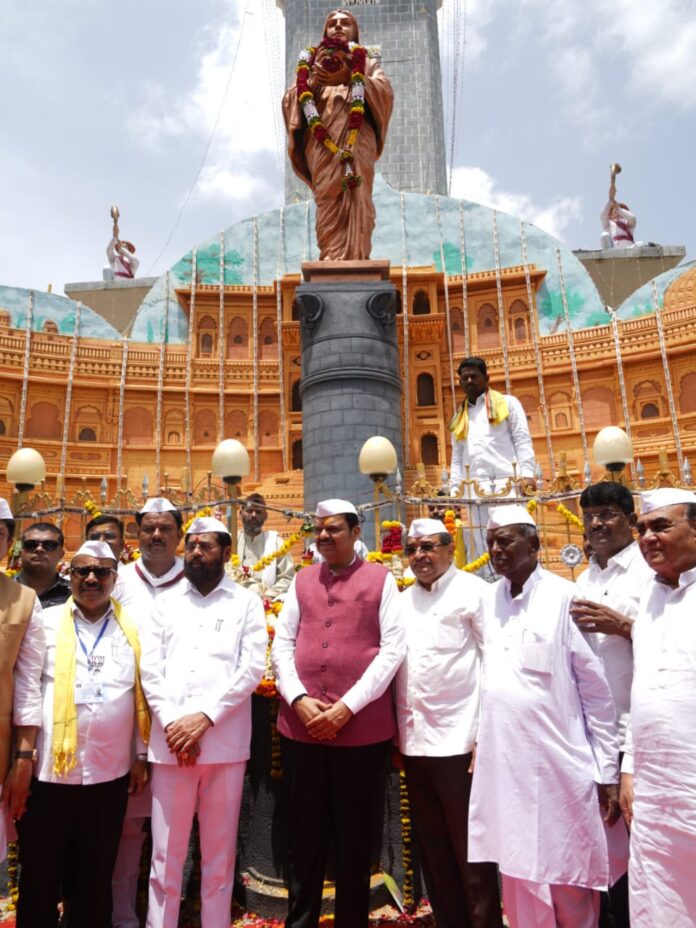 पुण्यश्लोक अहिल्यादेवी होळकर यांना मुख्यमंत्री आणि उपमुख्यमंत्री यांचे अभिवादन (4)
