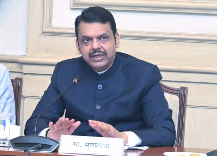 आपत्तीमध्ये नागरिकांचे जीवन सुसह्य करण्यासाठी काम करावे : मुख्यमंत्री फडणवीस