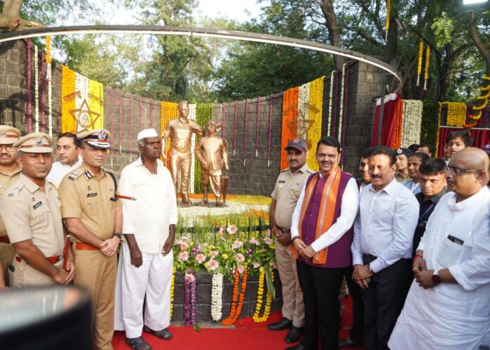 मुख्यमंत्री देवेंद्र फडणवीस यांच्या हस्ते ‘कॉमन मॅन- पोलीस शिल्प’चे अनावरण संपन्न