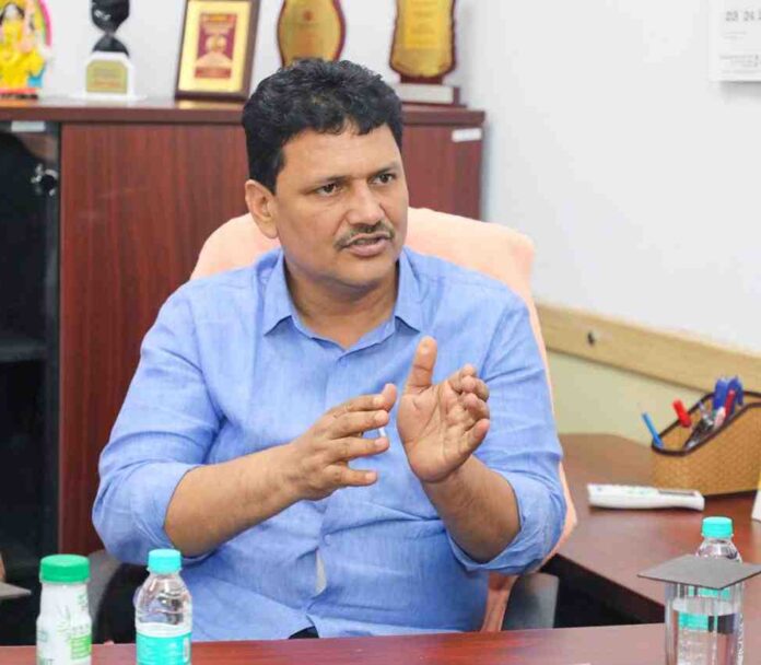 रुग्णालयांनी अवैध व अनावश्यक गर्भाशय शस्त्रक्रिया केल्यास कारवाई होणार – सार्वजनिक आरोग्य मंत्री प्रकाश आबिटकर – महासंवाद रुग्णालयांनी अवैध व अनावश्यक गर्भाशय शस्त्रक्रिया केल्यास कारवाई होणार – सार्वजनिक आरोग्य मंत्री प्रकाश आबिटकर – महासंवाद