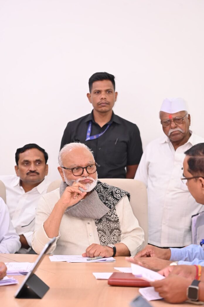 बियाणे आणि खते शेतकऱ्यांना (1)