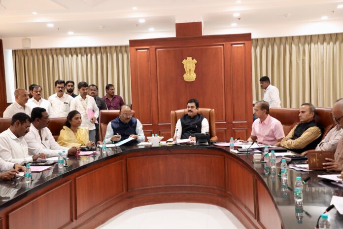 विधानपरिषद सभापती प्रा.राम शिंदे यांच्या अध्यक्षतेखाली विधानभवन येथील बैठक 1